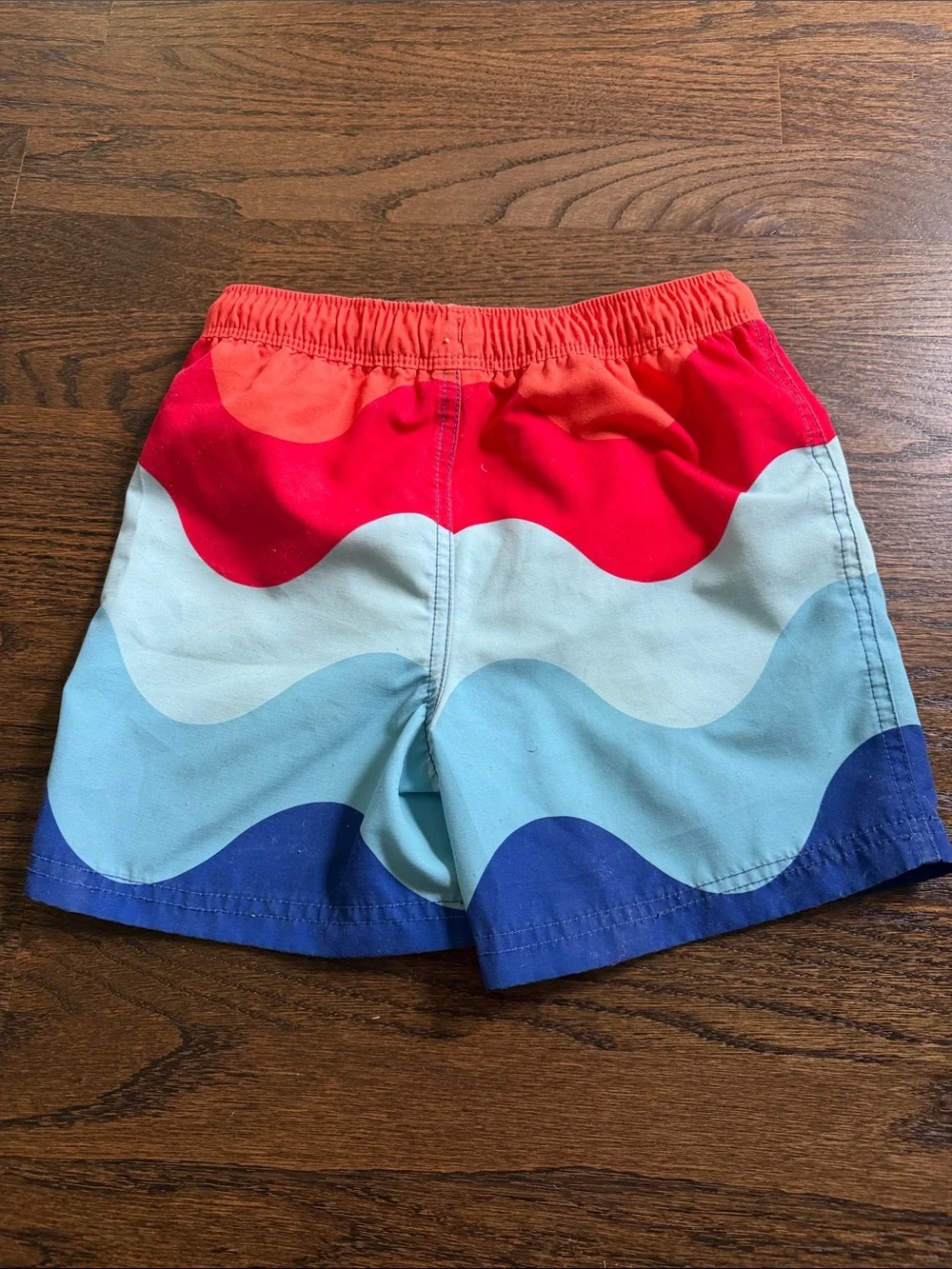 Mini Boden Red, Light Blue & Navy Wave-Print Swim Trunks